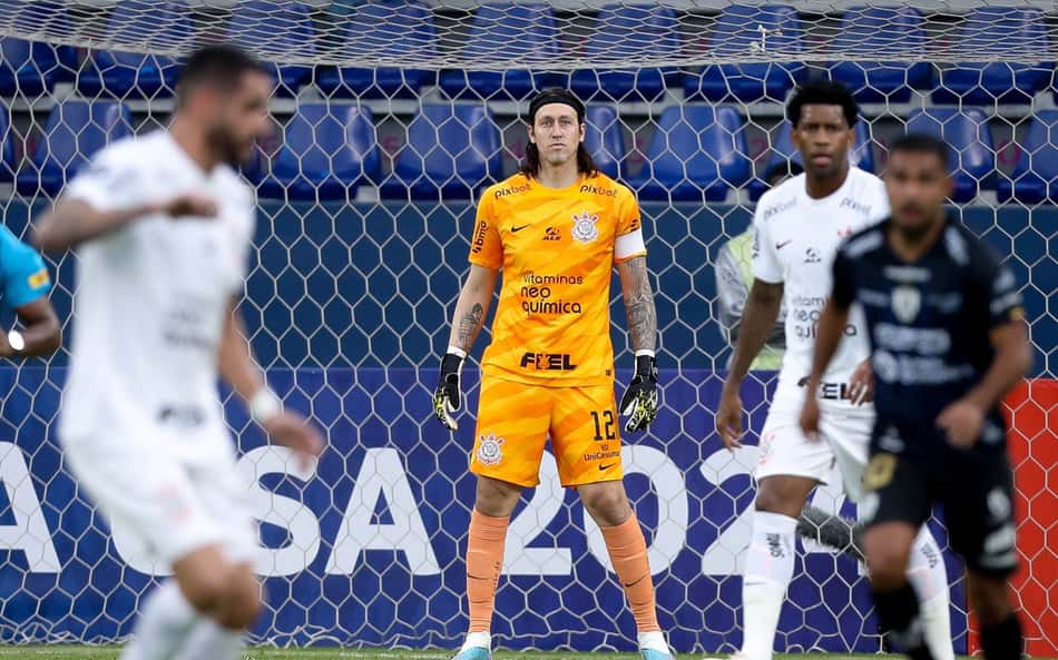 Após eliminação do Corinthians na Libertadores, torcedores protestam e cobram o goleiro Cássio