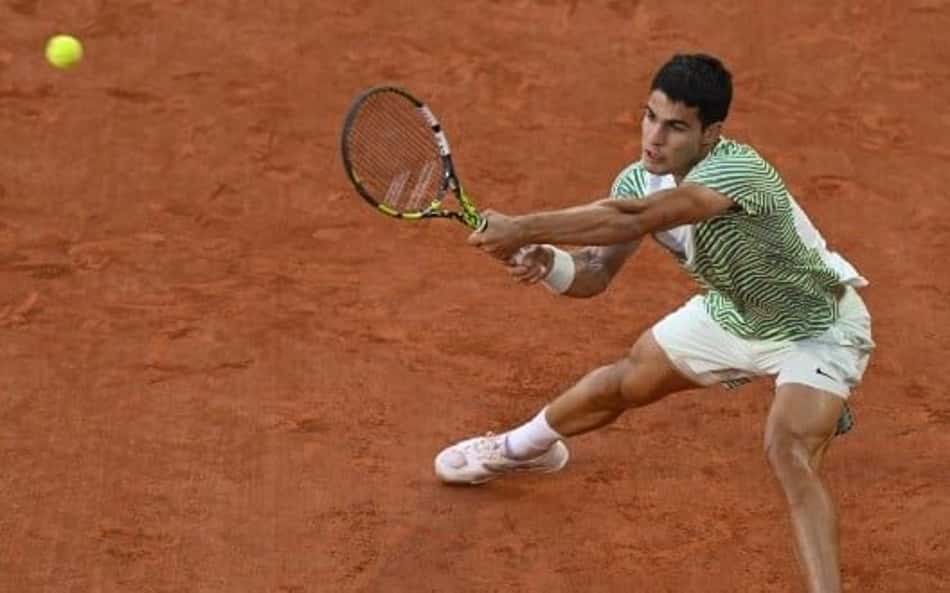 Alcaraz dá aula em Tsitsipas e desafia Djokovic na semi de Roland Garros
