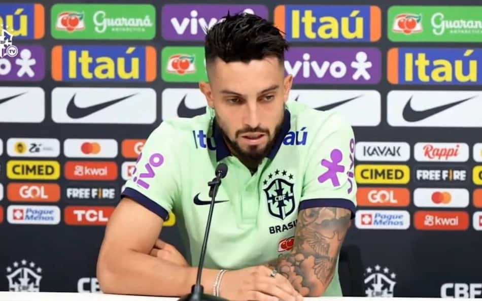 Alex Telles comenta indefinição no comando técnico da Seleção Brasileira: 'Não é normal'
