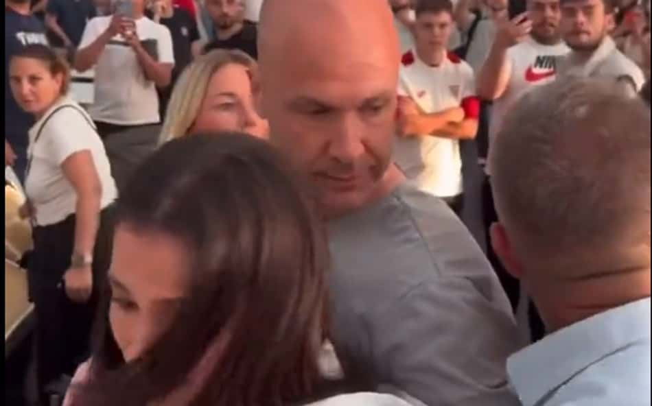Xingado por Mourinho, árbitro é hostilizado por torcedores da Roma em aeroporto; objetos foram arremessados