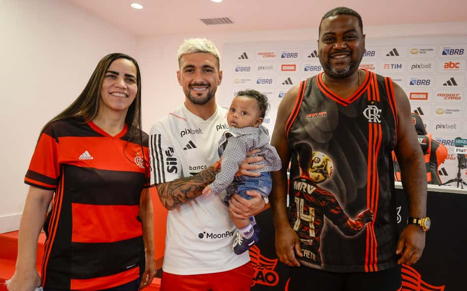 Bebê que leva nome de Arrascaeta conhece ídolo do Flamengo no Ninho do Urubu
