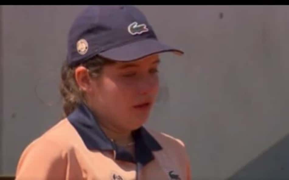 Dupla é desclassificada após atingir e levar boleirinha ao choro em Roland Garros