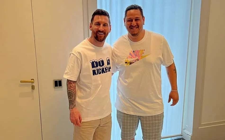 Fã brasileiro visita casa de Messi em Paris, antes de mudança do craque para Miami