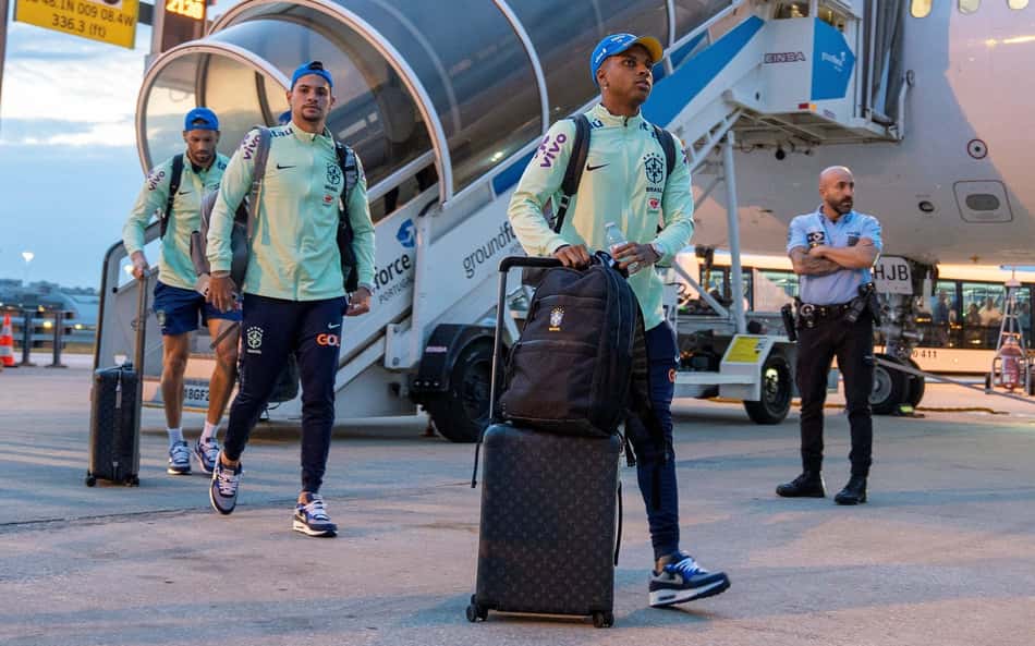 Seleção Brasileira desembarca em Portugal, e Rodrygo repercute mais um caso de racismo na Espanha: 'Deu muita raiva'