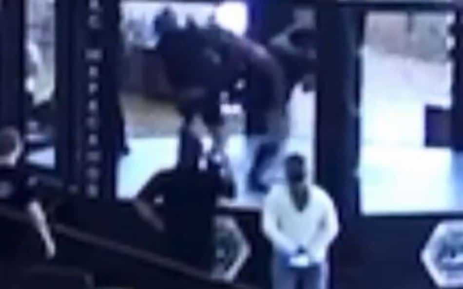 Lutador de 16 anos morre após receber chute giratório na cabeça; vídeo