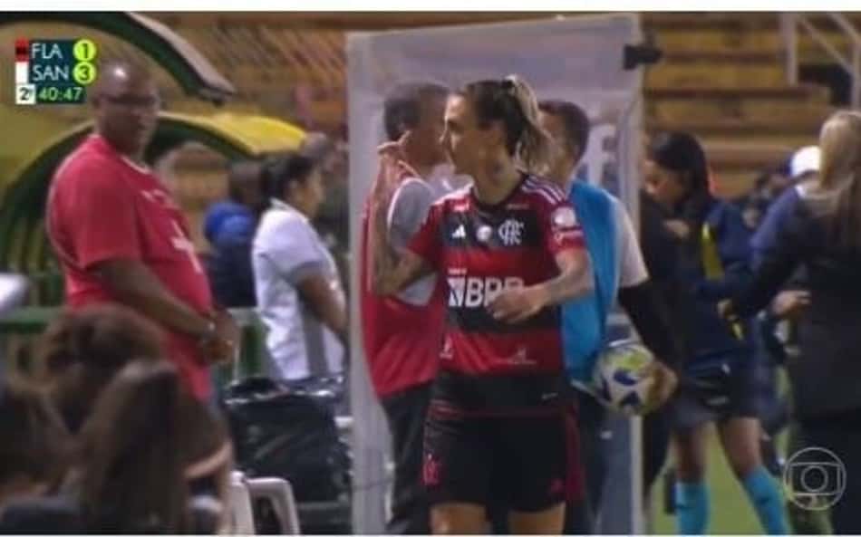 Capitã do Flamengo faz gesto obsceno para torcida em jogo contra o Santos; clube trata internamente