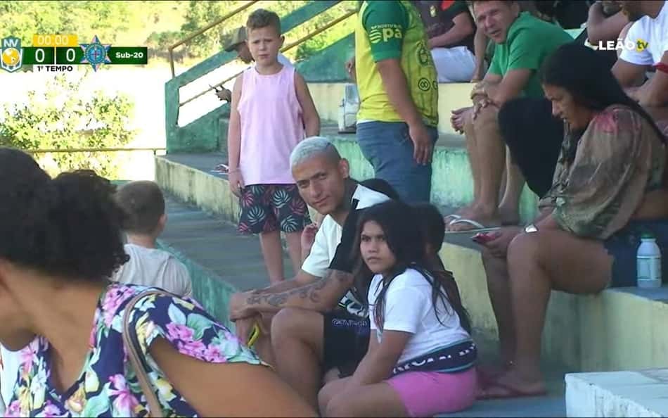 De férias, Richarlison assiste a jogo de 'time do coração' e presencia briga generalizada; vídeo