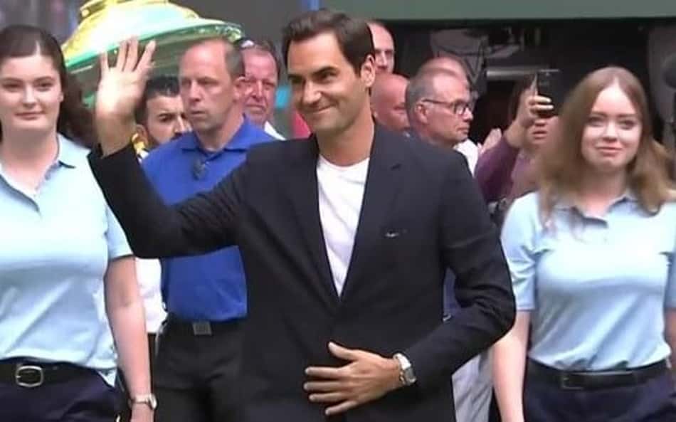 Ao som de 'The Best', Federer recebe homenagem em Halle