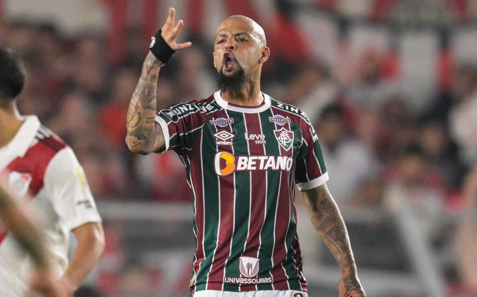 Torcedores do River Plate promovem ofensas racistas contra Felipe Melo na web