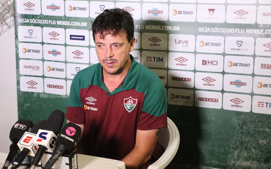Diniz critica arbitragem e afirma que gramado atrapalhou desempenho do Fluminense: 'O campo prejudicou'