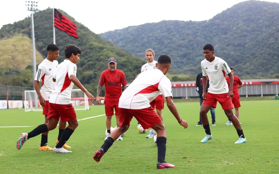 Sampaoli e jogadores comandam treino de integração com sub-15 do Flamengo