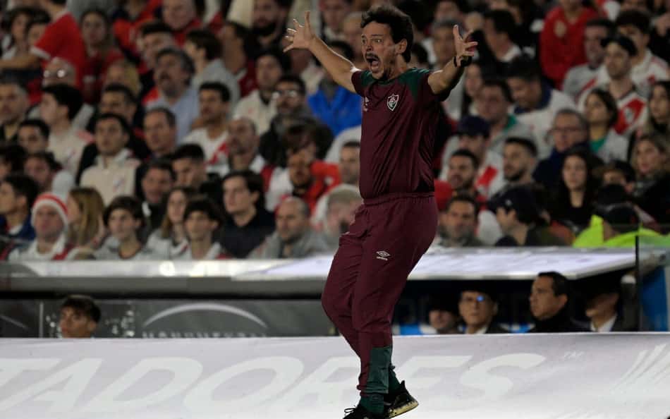 Fluminense: Fernando Diniz acumula mais suspensões e cartões vermelhos em 2023 do que Abel Ferreira