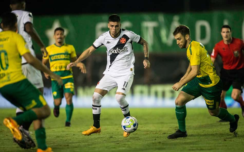 Gabriel Pec desfalca o Vasco na próxima rodada pelo Brasileiro e dá 'dor de cabeça' a William Batista