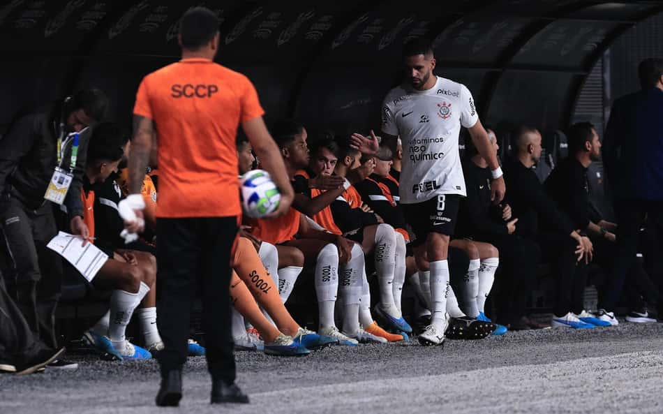 Exame aponta contratura, Corinthians adota cautela e Renato Augusto está fora do clássico contra o Santos