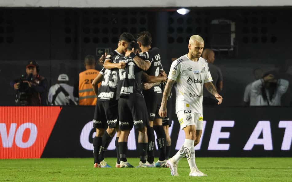 Corinthians vence o Santos na Vila Belmiro, resultado aumenta a crise no Peixe e protestos encerram o jogo antes do fim