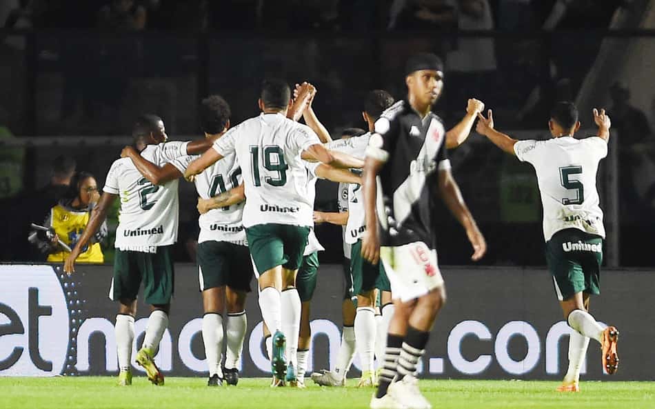 Apresentador da Globo critica postura de torcedores do Vasco após derrota: 'Burrice'