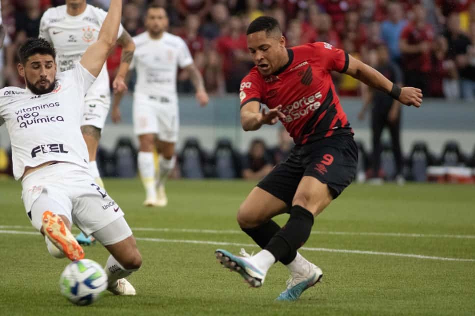 Vitor Roque durante a partida entre Athletico Paranaense e Corinthians, pelo Campeonato Brasileiro 2023 na Arena da Baixada. Foto: Joao Heim/Zimel Press/Gazeta Press)