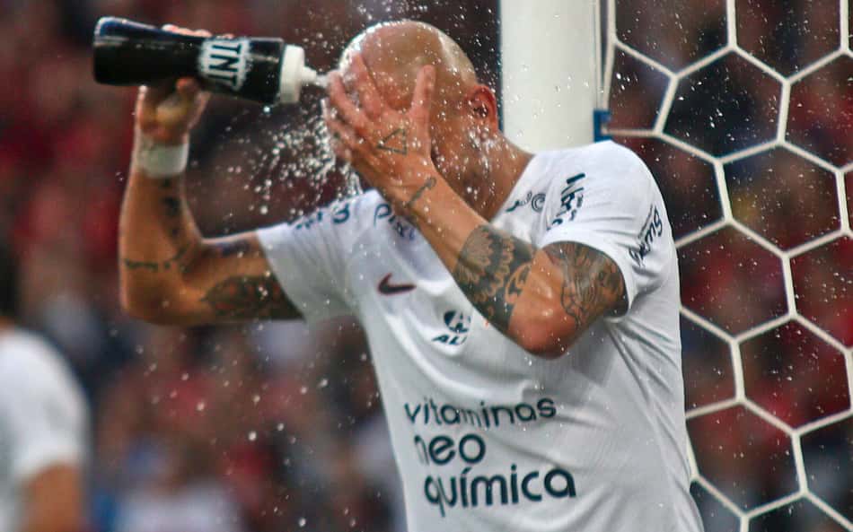 Fábio Santos recebe terceiro cartão amarelo e será desfalque do Corinthians contra o Bragantino