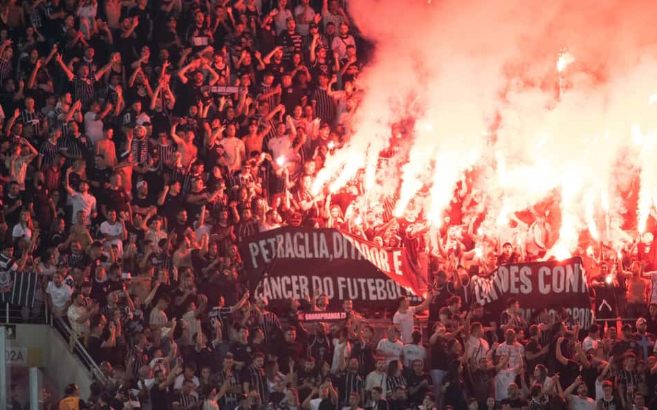 Por que a torcida do Corinthians paralisou o jogo mesmo com o time perdendo?