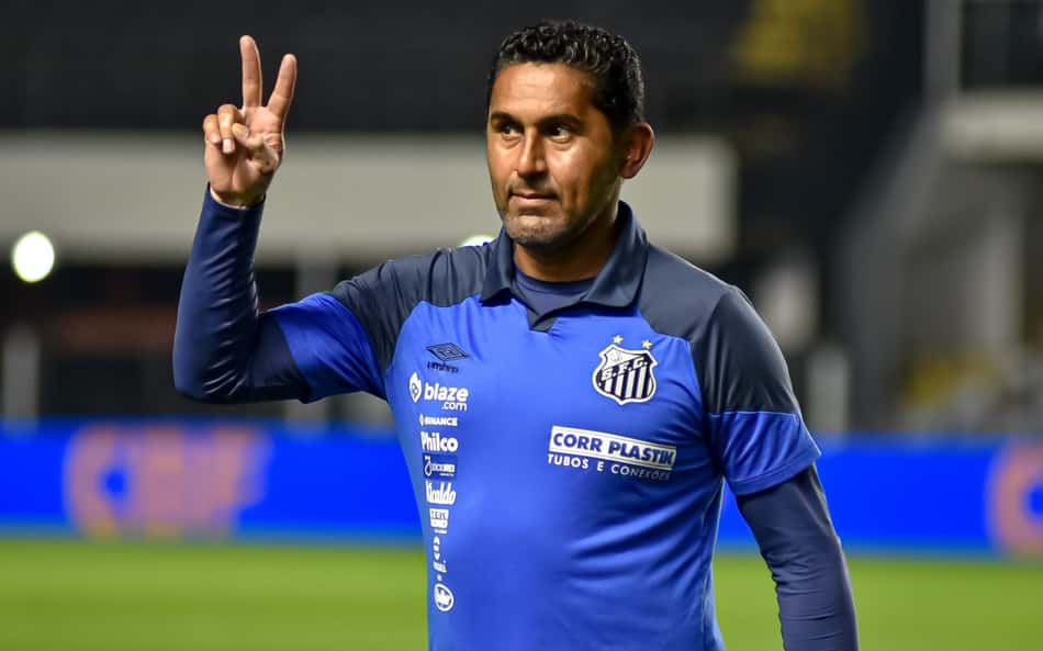 Derrotado pelo Flamengo, interino afirma que Santos 'não cogita rebaixamento' e revela clima após 'guerra' em clássico