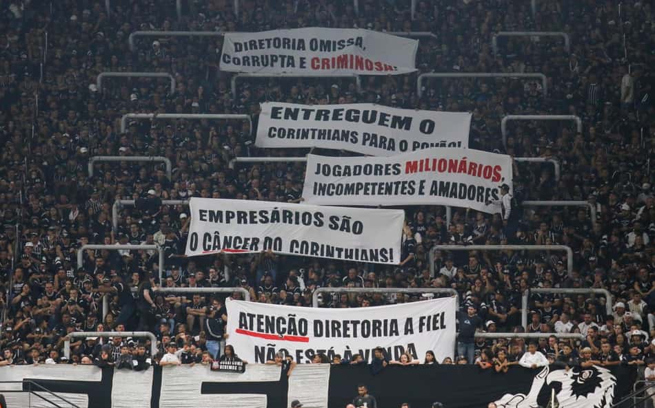 Silêncio nas organizadas e cobranças à diretoria: torcida protesta na despedida do Corinthians na Libertadores