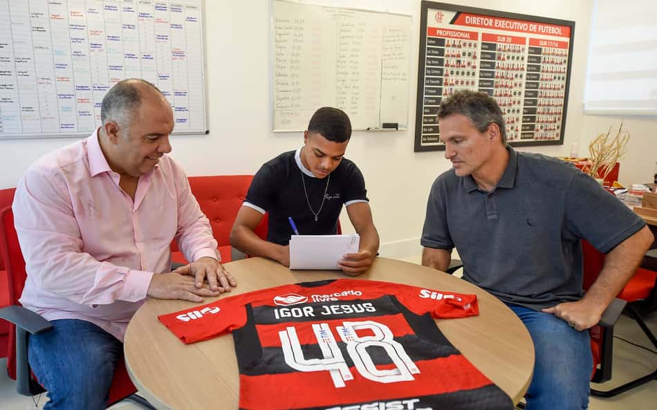 Flamengo anuncia renovação de contrato com Igor Jesus