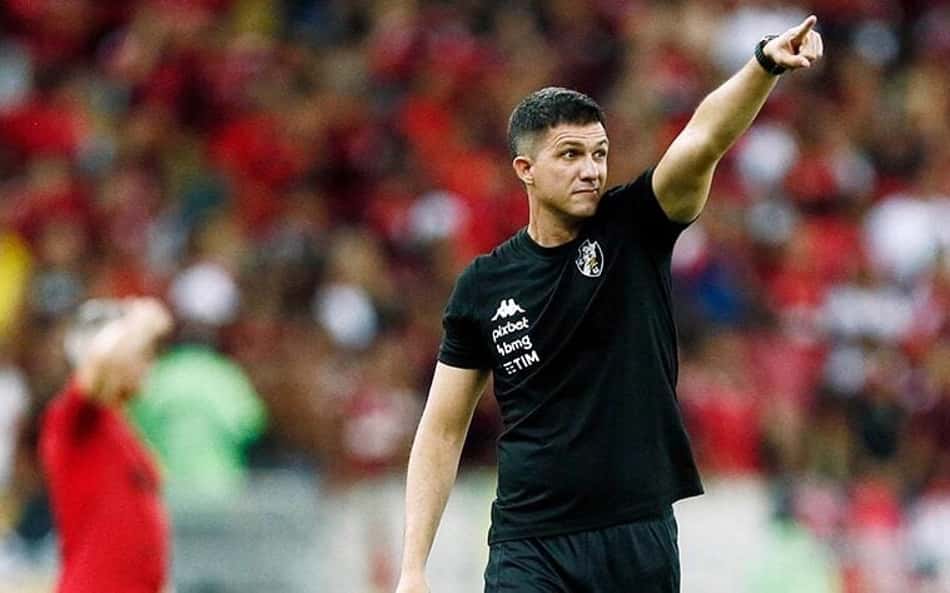Torcedores do Vasco pedem saída de Barbieri: 'Se não for demitido hoje, eu desisto'