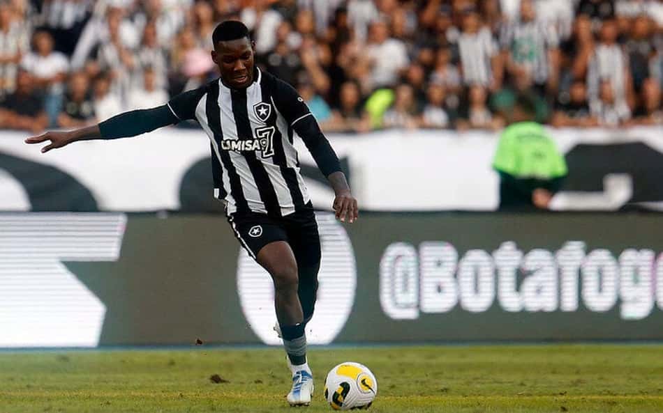 Patrick de Paula, do Botafogo, realiza trabalho de fisioterapia após lesão: 'Nada resiste ao trabalho'