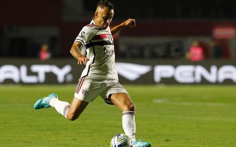 No segundo semestre, São Paulo pode ter 'superlotação' na lateral-direita