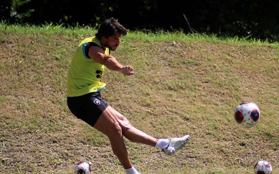 Gabriel Pires sente dores em treino do Botafogo e vira dúvida para partida diante do Cuiabá