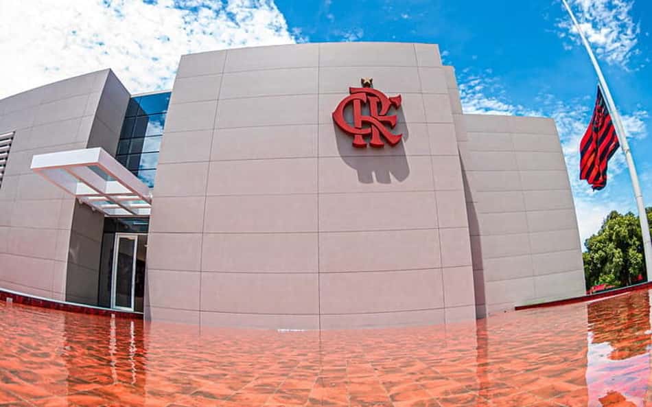 Ex-jogador do Flamengo tem casa assaltada na Grécia e fica sem passaporte