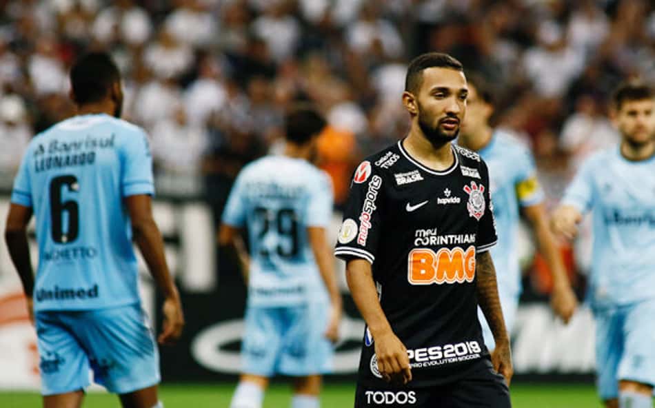 Diante de repercussão, Fluminense paralisa negociações com Clayson