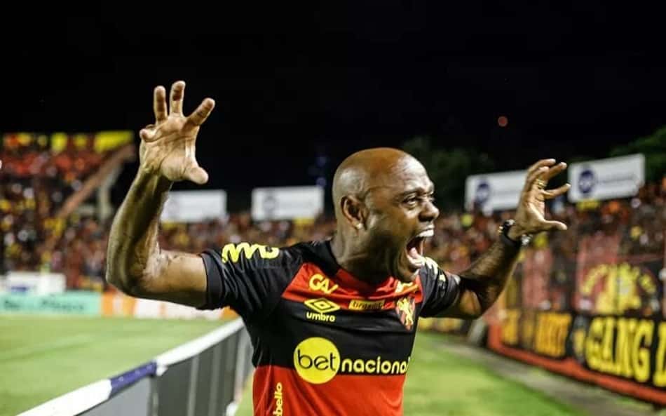 VÍDEO: Vagner Love é 'chutado' pela torcida do São Paulo de camarote no Morumbi durante classificação