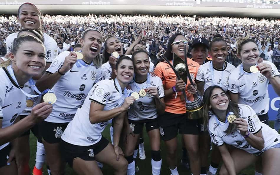 Corinthians é premiado com melhor departamento de futebol feminino, e diretora traça meta ousada