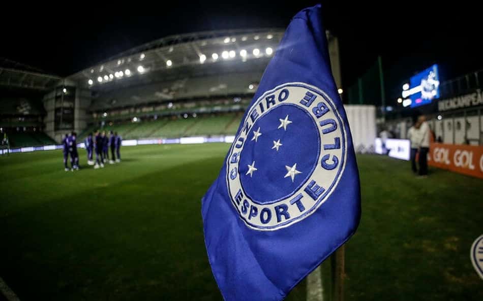 No STJD, Cruzeiro é punido por arremessos de objetos no gramado na partida contra o Náutico
