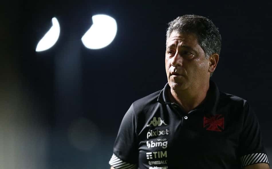Vasco anuncia a saída do auxiliar técnico permanente Emílio Faro