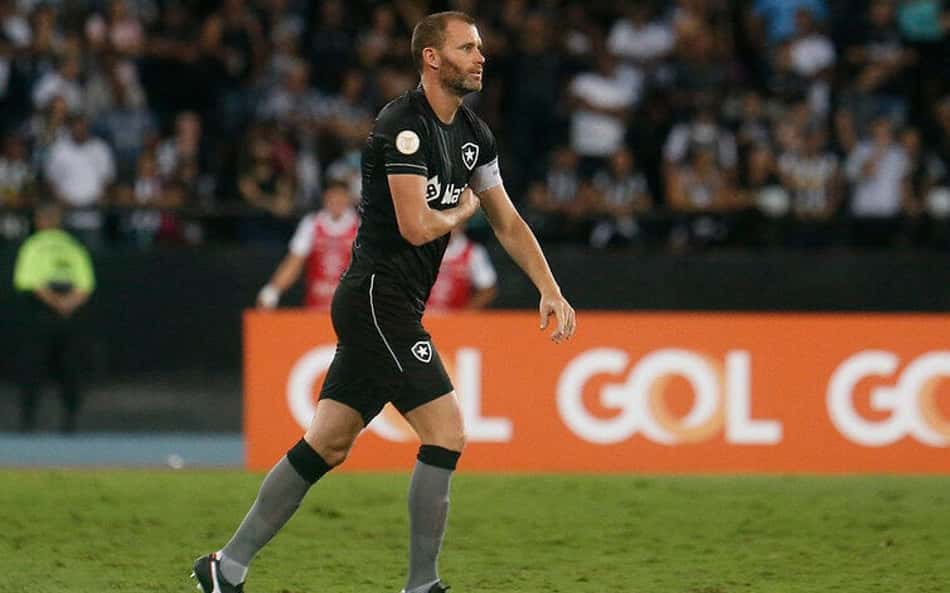 Joel Carli é relacionado para o confronto do Botafogo com o Magallanes, pela Copa Sul-Americana