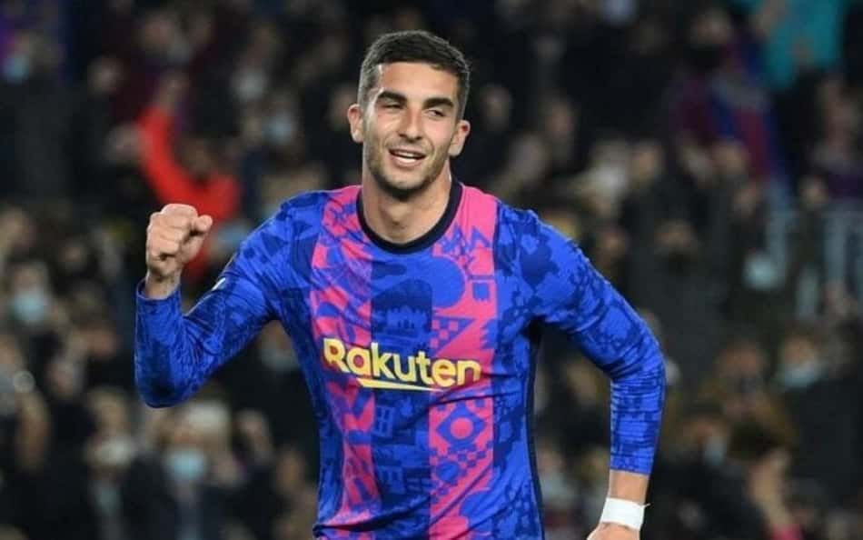 Cotado para deixar o Barcelona para aliviar questões financeiras, Ferran Torres ironiza: 'Tenho o telefone em modo avião'