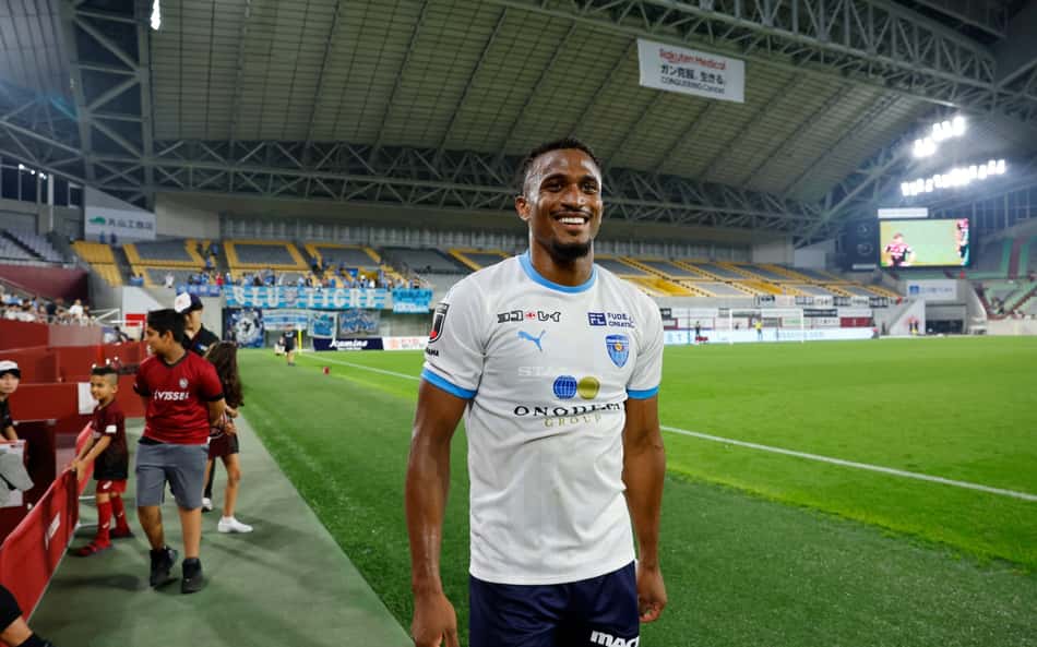 Saulo Mineiro balança as redes duas vezes e é destaque em vitória do Yokohama FC