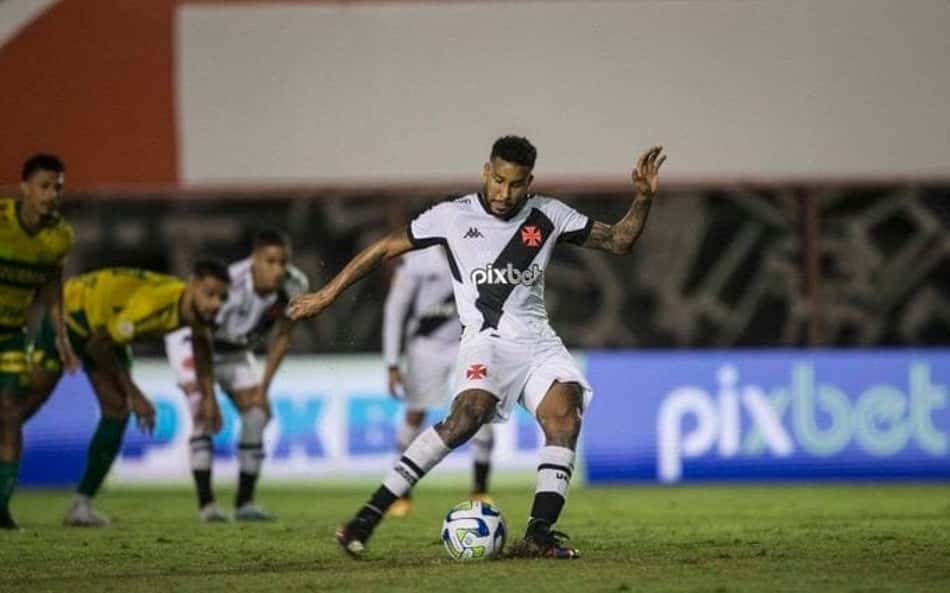 Jair sente dores no joelho e vira dúvida no Vasco para encarar o Botafogo pelo Brasileirão