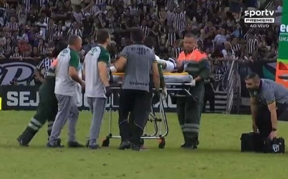 Meia da Chapecoense desaba após choque e é retirado de campo de ambulância