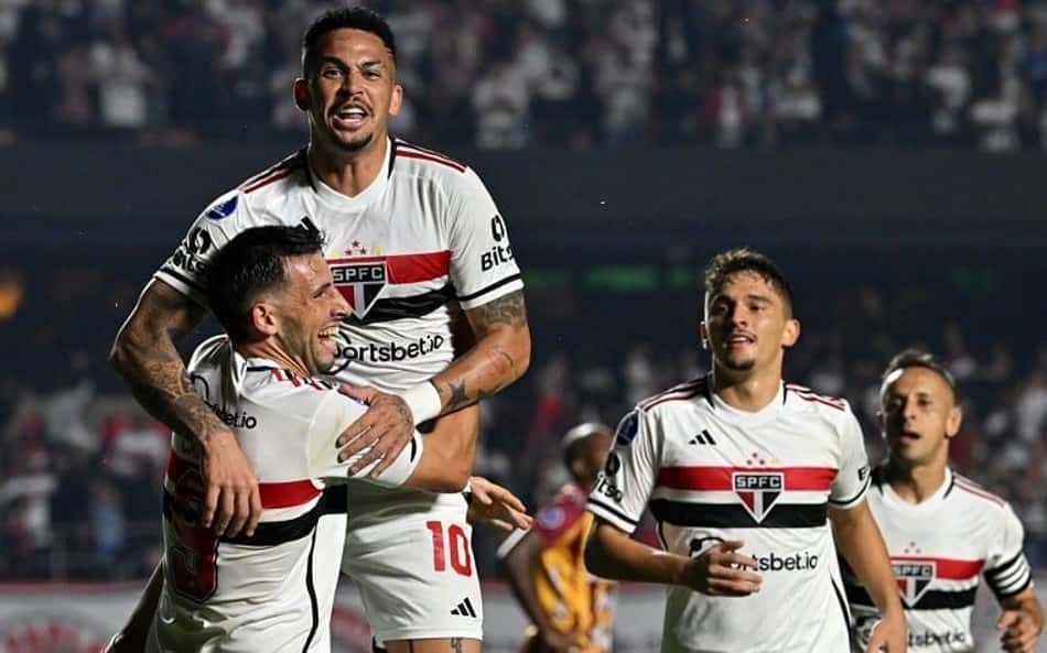Luciano ultrapassa ídolo do São Paulo e cresce ao lado de Dorival Júnior
