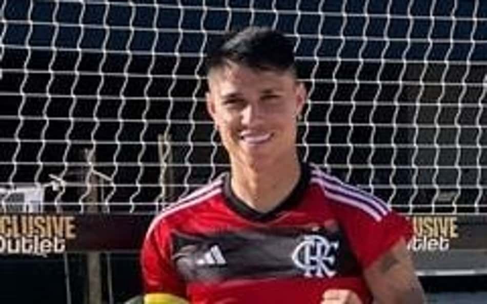 Luiz Araújo posa com camisa do Flamengo enquanto aguarda data de apresentação