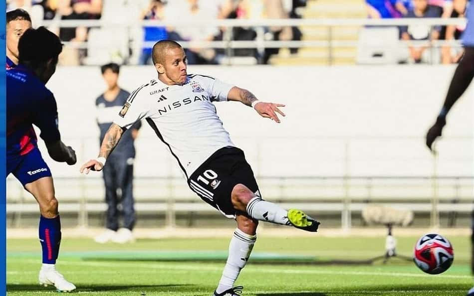 Em fim de contrato, Marcos Junior decide para o Marinos e se declara: "Sou apaixonado por esse clube"