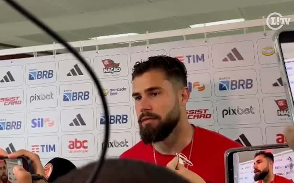 Matheus Cunha exalta bom momento do Flamengo e critica gramado do Maracanã: 'Atrapalha muito'