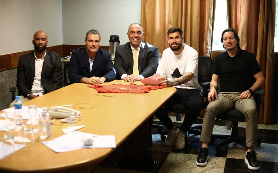 Flamengo anuncia renovação de contrato com Matheus Cunha