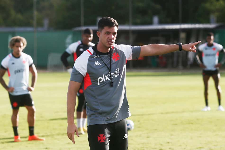 Mauricio Barbieri - Treino do Vasco - Escalação