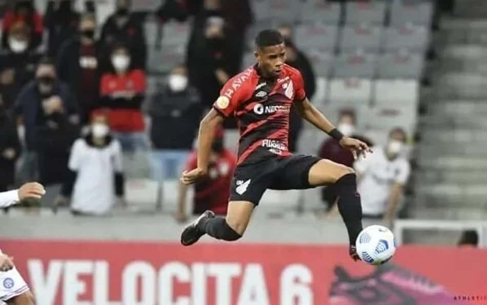 Athletico-PR é acionado pelo Vitória por rescisão contratual de Pedrinho