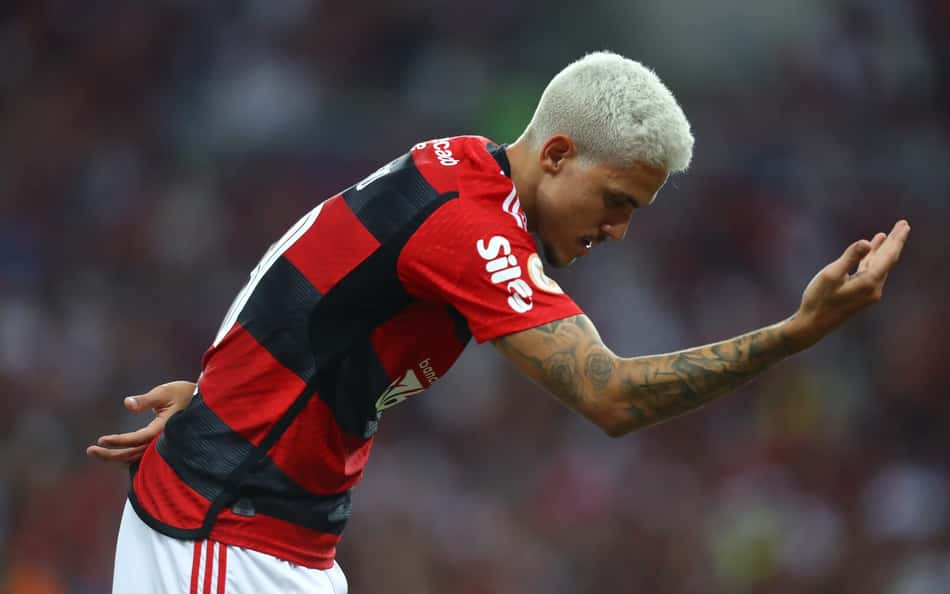 Com 'lei do ex' e gol de Bruno Henrique, Flamengo vence o Grêmio e entra no G4 do Brasileirão