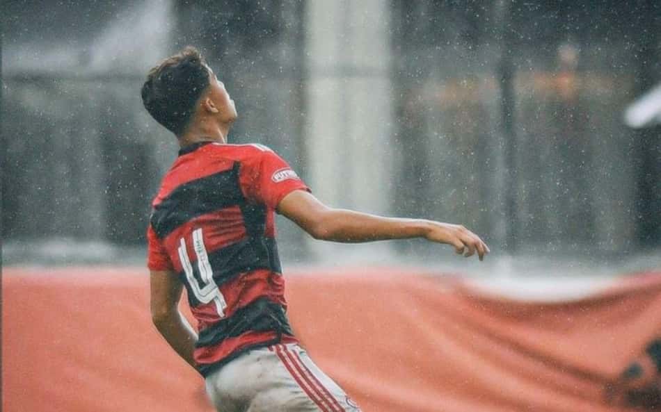 Zagueiro Pedro Lemos, do Flamengo, celebra bom momento vivido no clube: 'Venho evoluindo no dia a dia'